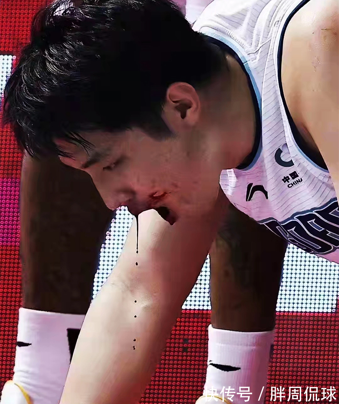 苏伟|血流满面!任骏飞肘击对手送医缝12针,CBA联赛成宏远队武打场?