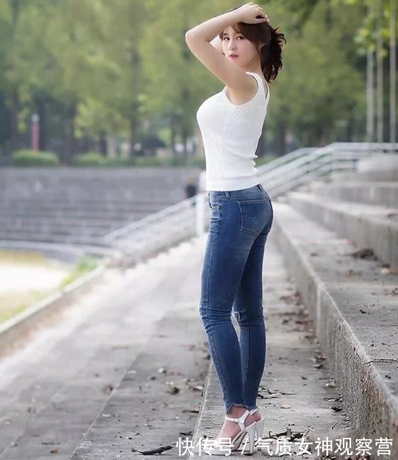 搭配 紧身牛仔裤美女，搭配紧身上衣，把曲线身材展现得淋漓尽致