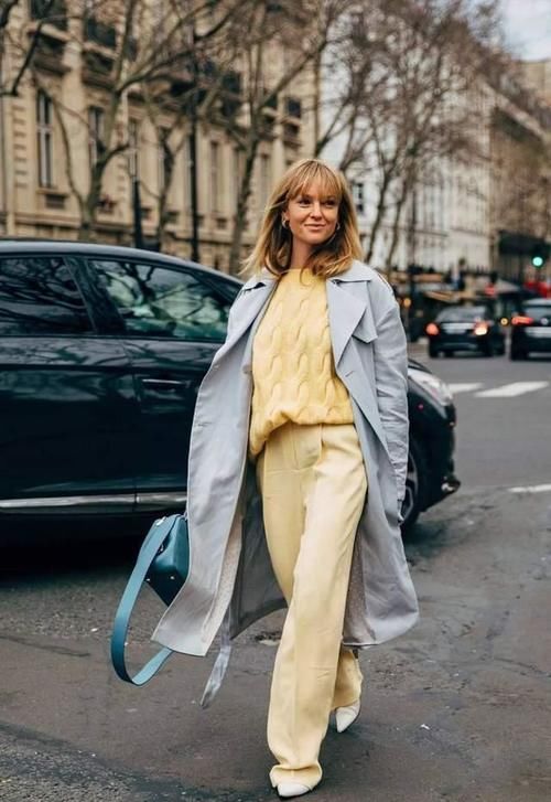 风衣里面穿什么才时尚？今年推荐这4种“内搭”，减龄百搭又耐看