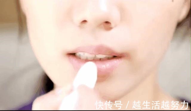 化妆 现在很多女生不化妆只涂口红!