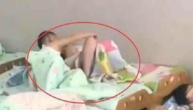 幼儿园午休“男女同床”，监控拍下小男孩的动作，引起家长热议