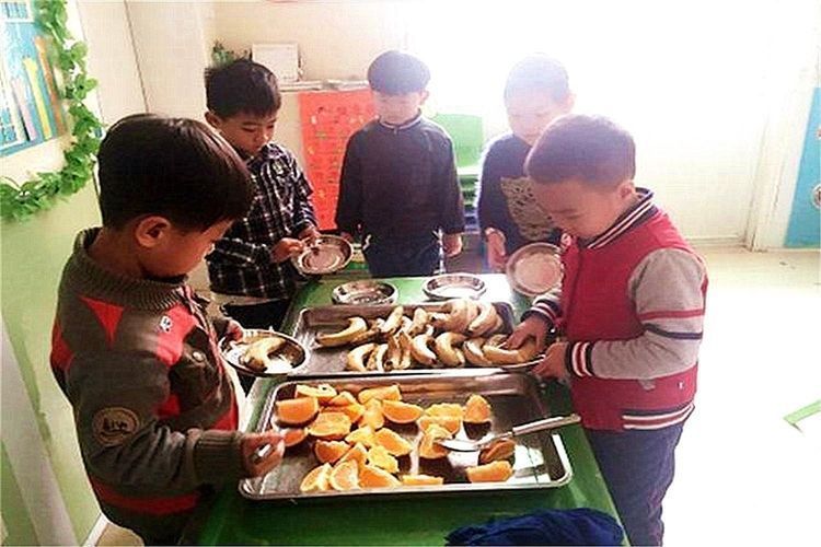 园方|幼儿园老师晒孩子的餐后水果,宝妈看后怒了:几万块学费买坏水果