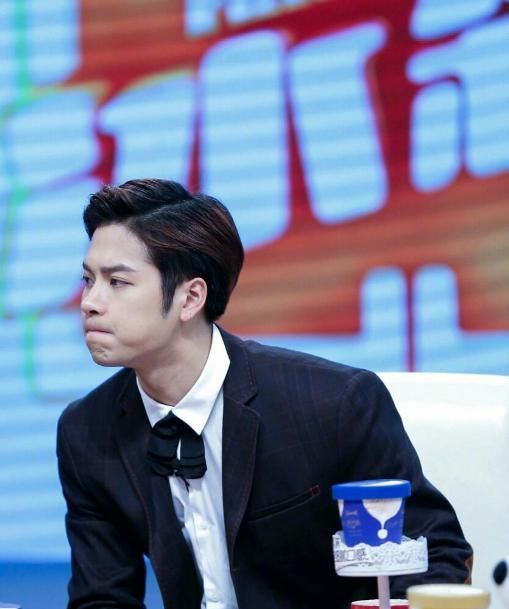 聊天记录 拜托了冰箱将录,王嘉尔给工作室放假,粉丝指责这群人拖后腿