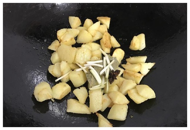 土豆原然还有这么好吃的做法,比吃肉还过瘾,每次做连汤都不剩