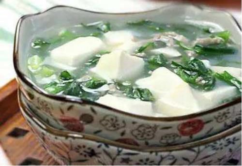  每天精选不同菜肴给大家，摆放好辣子鸡丁，生活需要的是一日三餐吃好