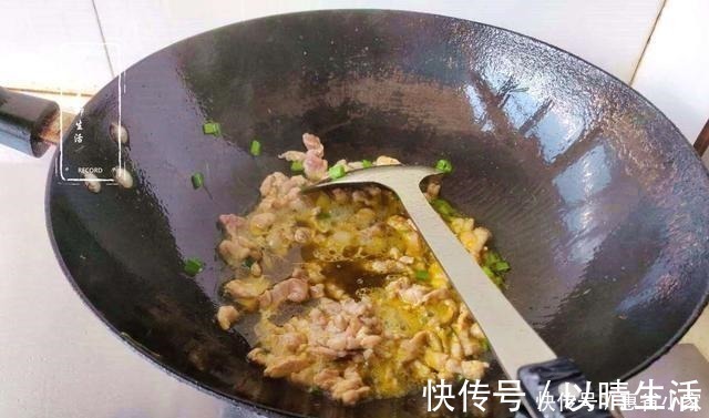 这样做的蒜苗炒肉丝,蒜苗鲜嫩翠绿,肉丝嫩滑美味,因多加这两步