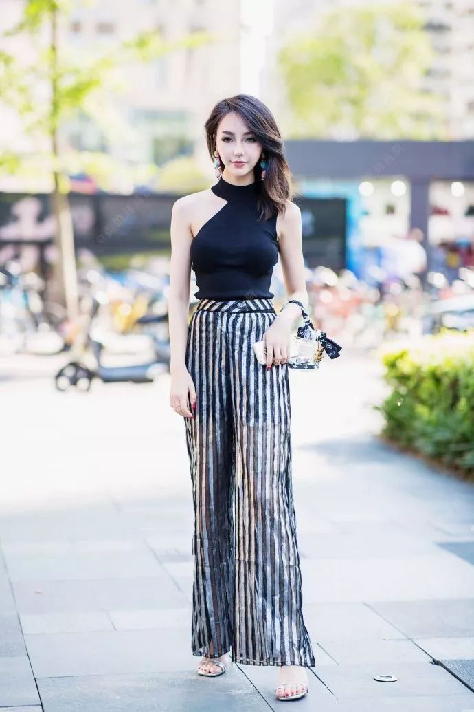 街拍:美女身穿百褶裙搭配白色T恤,率性简约穿出时髦女神范儿