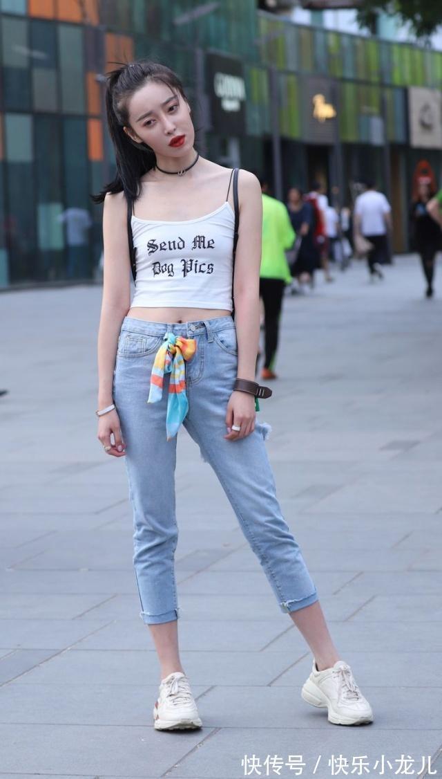 气质 浅蓝色的牛仔裤搭配深紫色上衣,轻松散发着不一样的时尚气质