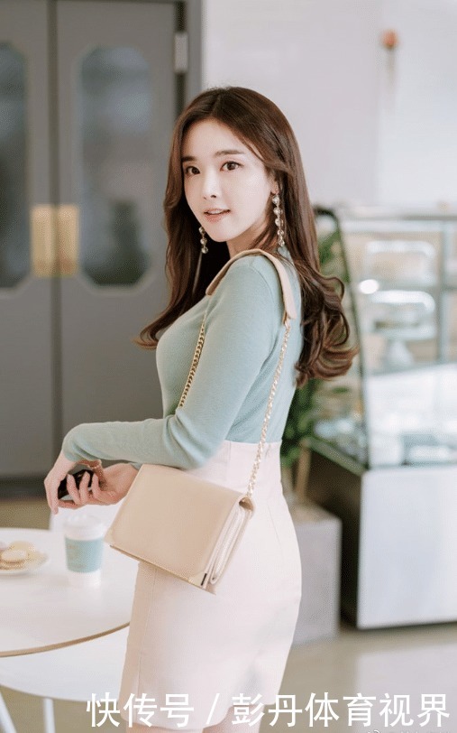 薄荷绿+米白色,清新的颜色,看起来很舒服