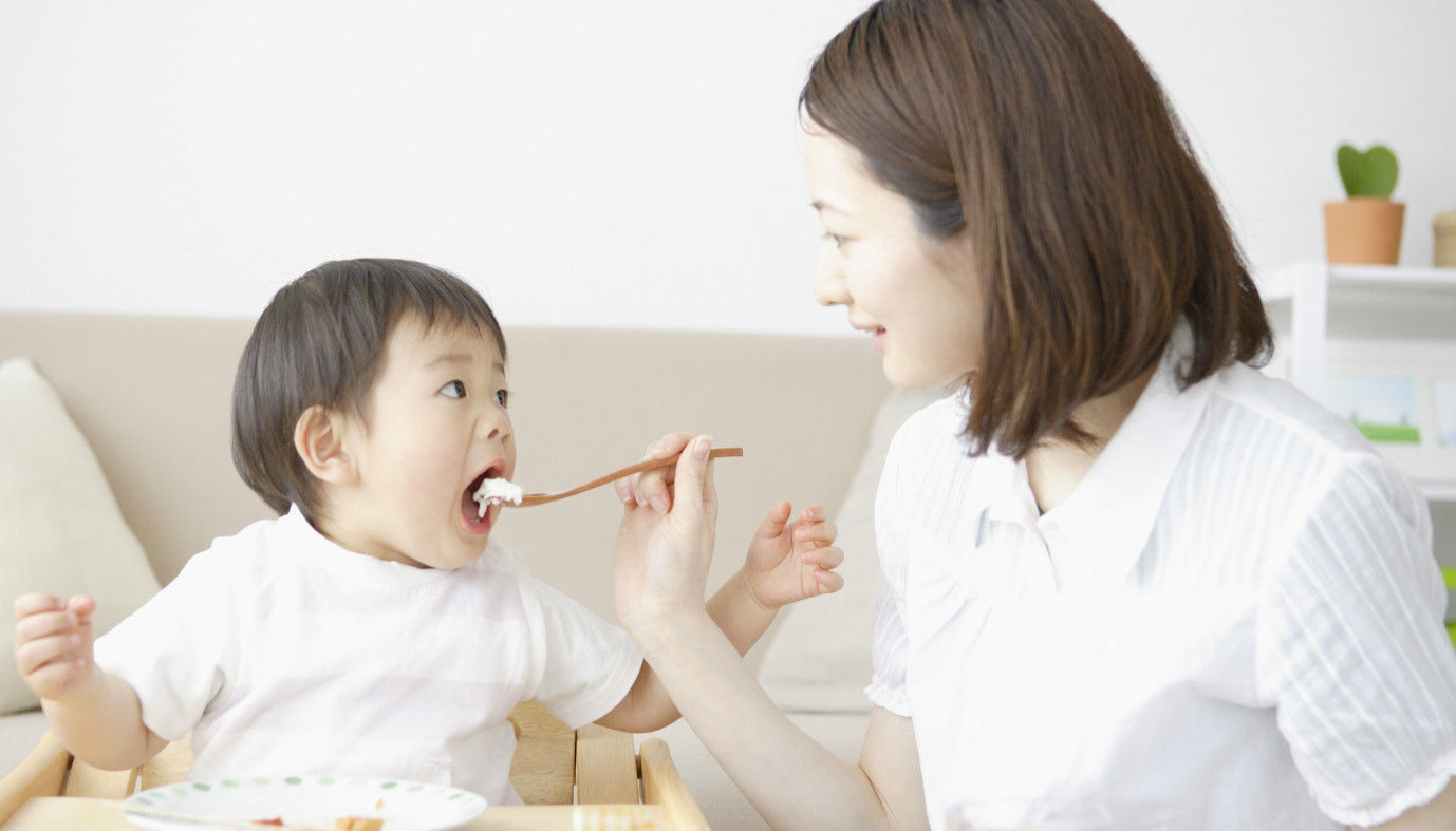 辅食|宝宝多大可以吃大人饭？满足俩条件，有几种食物尽量不吃，伤脾胃