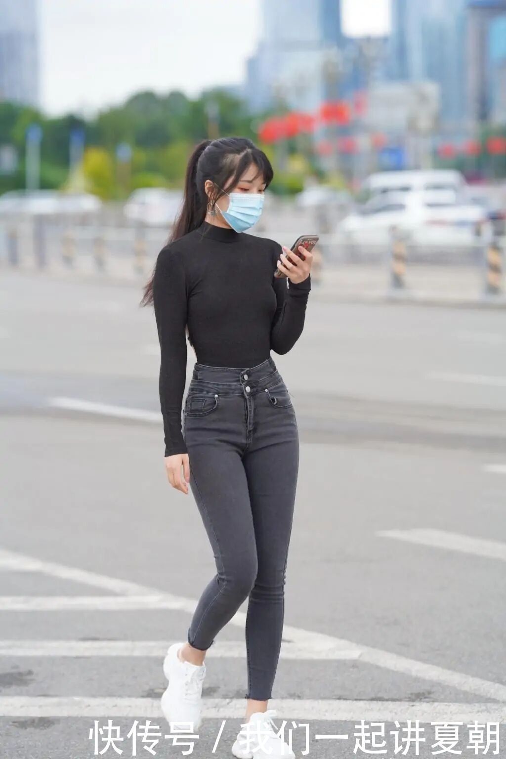 喇叭裤|已经“烂大街”的牛仔裤，女孩还是放不下，承包了秋季街头的美