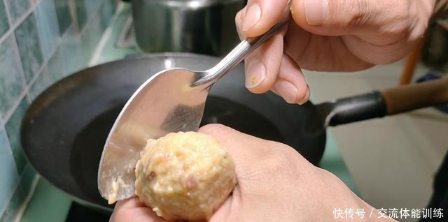 简单的家常菜《萝卜丸子汤》丸子好吃，汤鲜味美的秘密