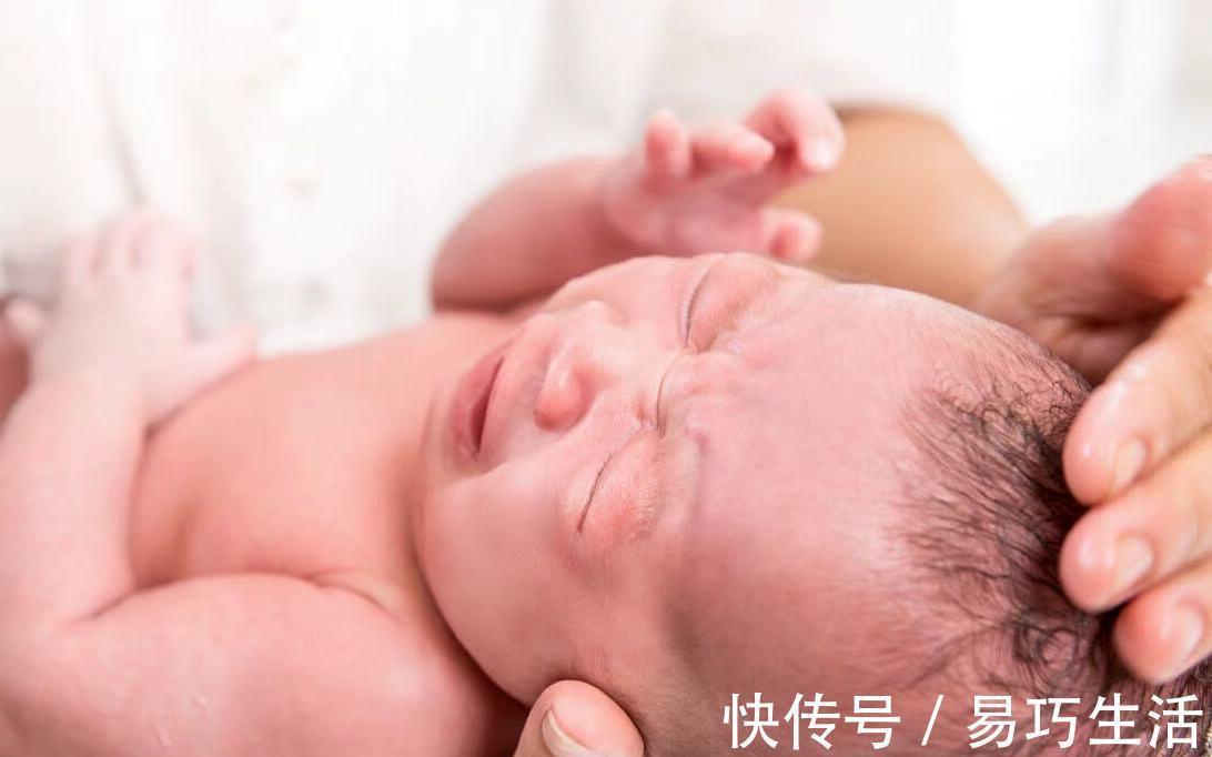 婴幼儿|冬季给宝宝洗头,一周洗几次?妈妈做好万全准备,让宝宝配合洗头