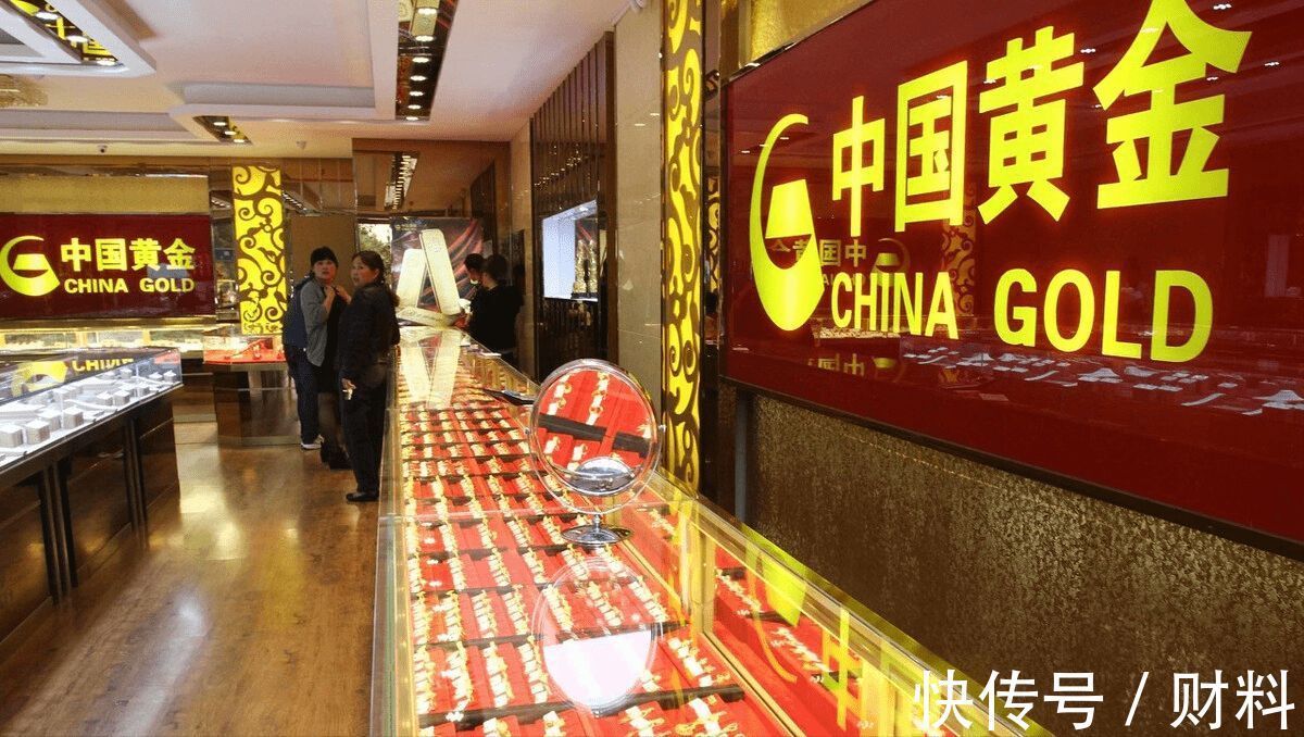 黄金首饰!黄金价格已下跌,为啥金店仍卖得贵?想入手,3个时间点去买划算