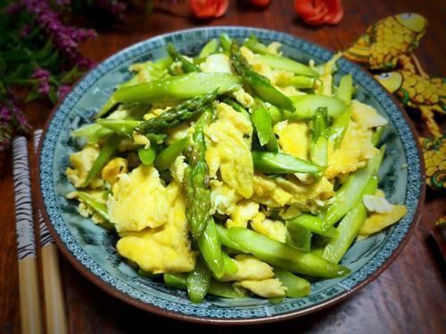 芦笋|遇到这菜赶紧吃，一个月从20元降到8元一斤，燃烧脂肪最在行