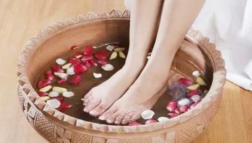 再犯|“人泡三脚,命比纸薄”,泡脚的3大“铁禁忌”,千万别再犯
