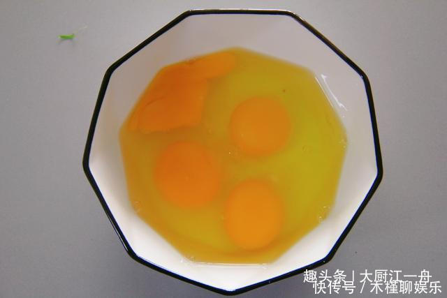 炒鸡蛋|炒鸡蛋,直接下锅煎就错啦,多做这两步,鸡蛋松散鲜嫩还显多