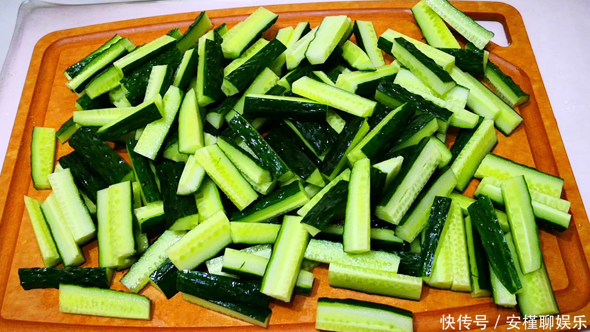 爽口|腌黄瓜有诀窍,学会这种懒人做法,香脆爽口,一次秘制5斤不够吃