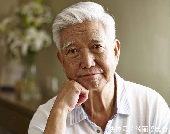 黑色食物|肾功能“不强”的男人,身体3处常会“汗如雨下”,希望你一个不占