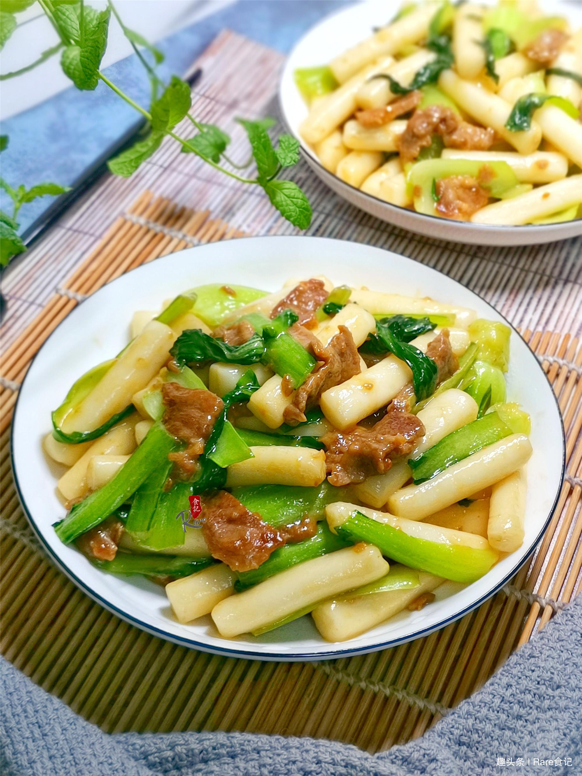 娘俩晚餐如此做,饭菜一锅出,有荤有素还便宜,7元就能饱了