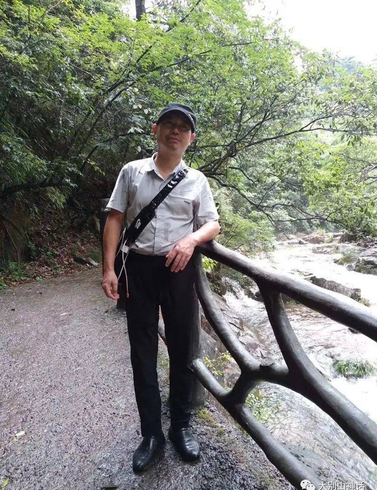 佘汉武旧作二首:竹枝词:国庆节与诗友游靖港古镇