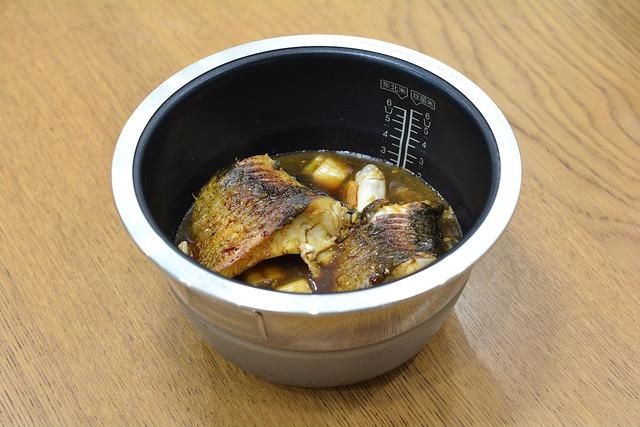 啤酒炖草鱼真够味，肉嫩汤浓，用电饭煲炖省心省事营养不流失