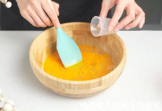 不用烤箱,一把平底锅就能做,店里一盒好几十,在家10块搞定一盘