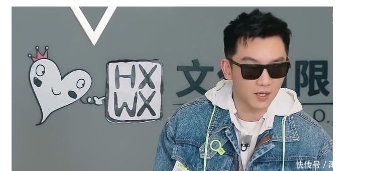 郑恺进入会议室,下意识走向baby身边,完全忽视导演安排的位置