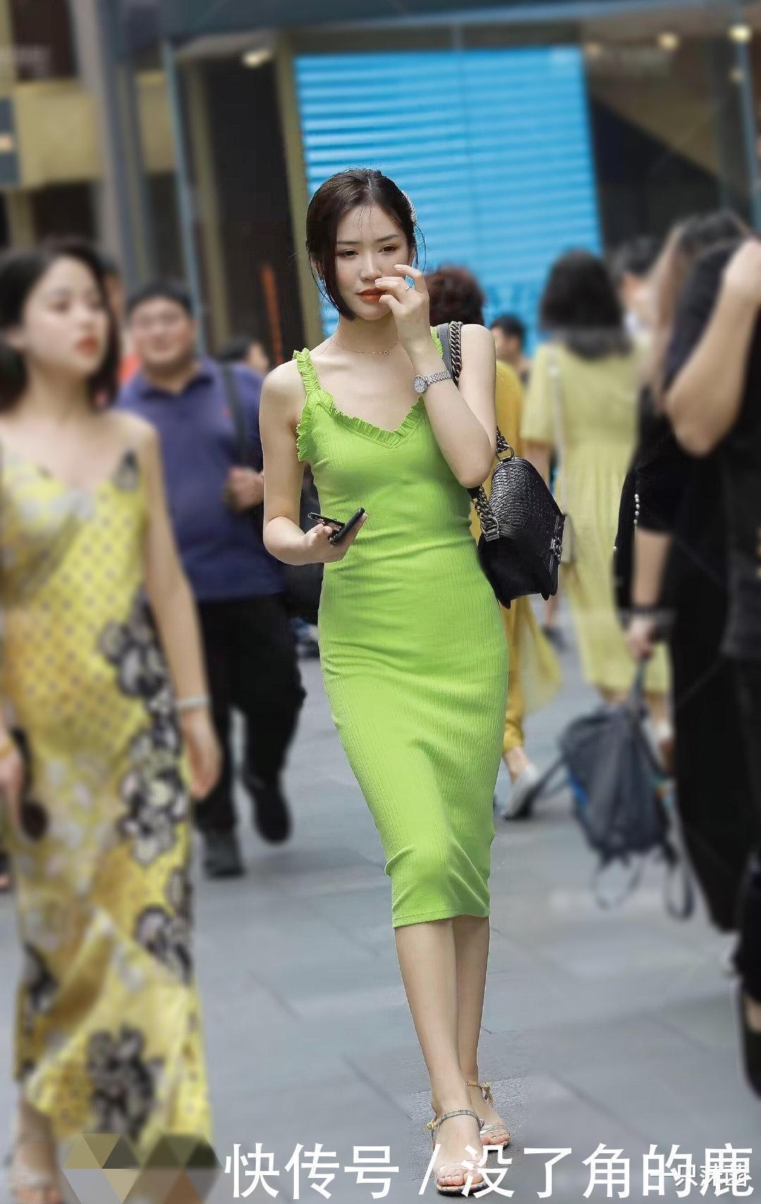 姐姐逛街带厚妆,穿青绿修身裙配黑包,美得不像话