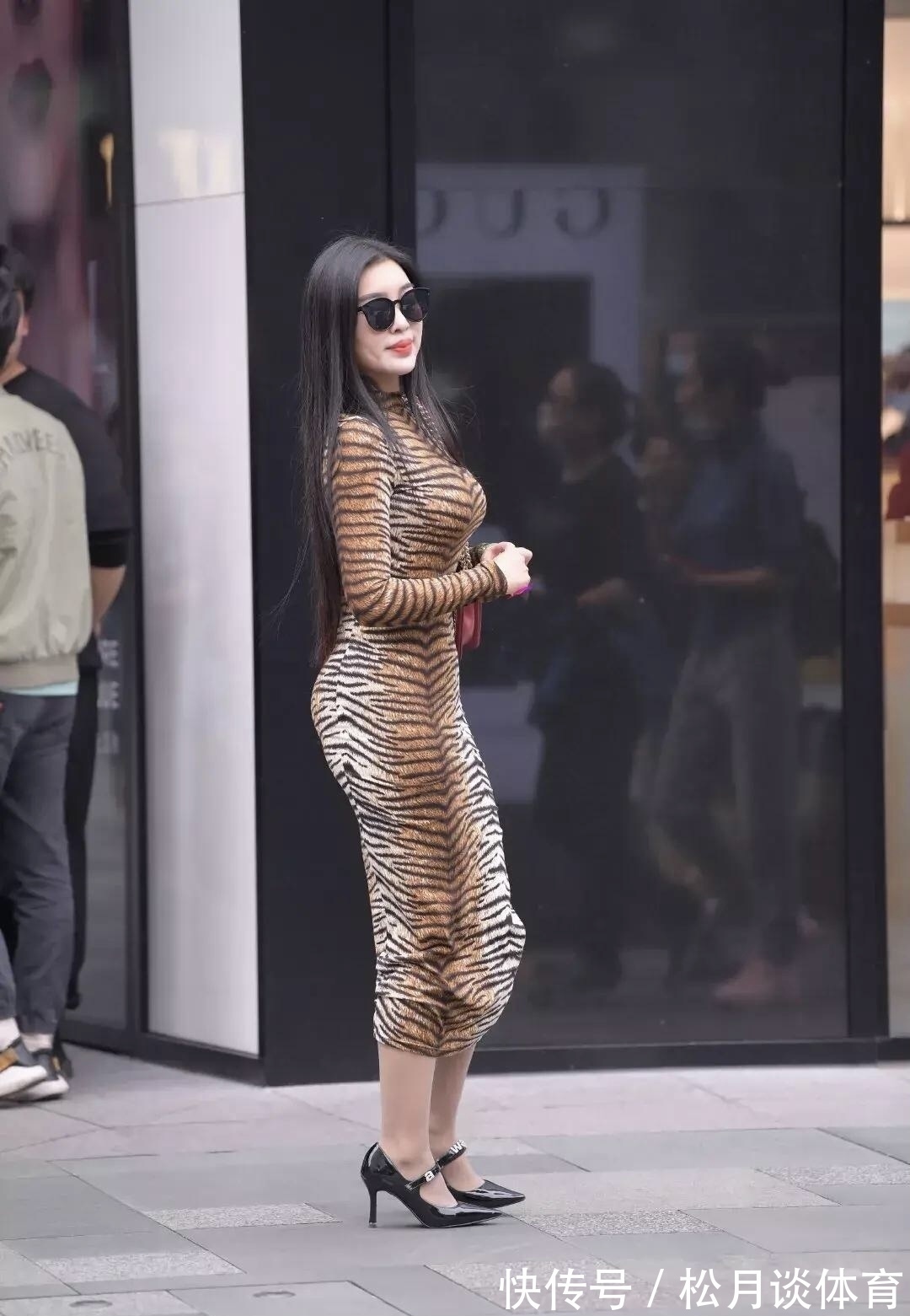 穿搭","m":"b276f1c8422cda41ebd41b2b724d8623f5db58a7","nlabel":"stat_3140018971:zm.news.so.com:5pil5qKF56S+5Lya,pageType_zmt,glevel_3","ntag":"tfashion;sfashion_时尚;kfashion_1:穿搭;kfashion_1:包臀裙;call_P:全类:时尚:美女