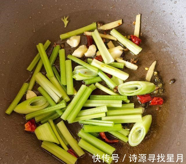 一溪月|芹菜肉丝炒面，油润鲜香，好吃极了！