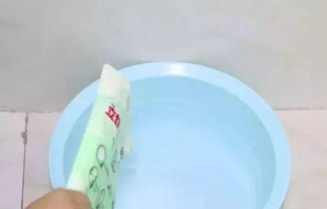 地才|拖了25年地才知道,只要水里滴一滴它,地板光洁透亮,一周不落灰