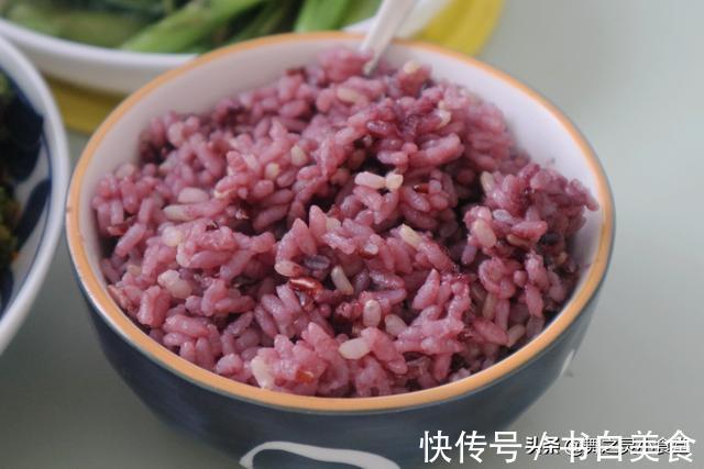 一日三餐|妈妈厨艺真不错，2菜1汤的午餐，搭配好有食欲，2碗米饭下肚