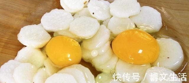 小饼|山药别再炖了，加2个鸡蛋，教你1个新做法，出锅比吃大鱼大肉还香