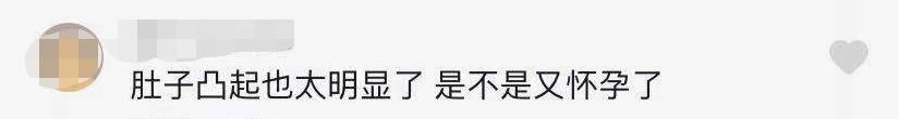 霍思燕被疑有新情况？与杜江街边恩爱表演，穿紧身衣小腹隆起明显