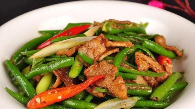 辣椒炒肉有三个小技巧，学会后做出的辣椒炒肉既营养又入味