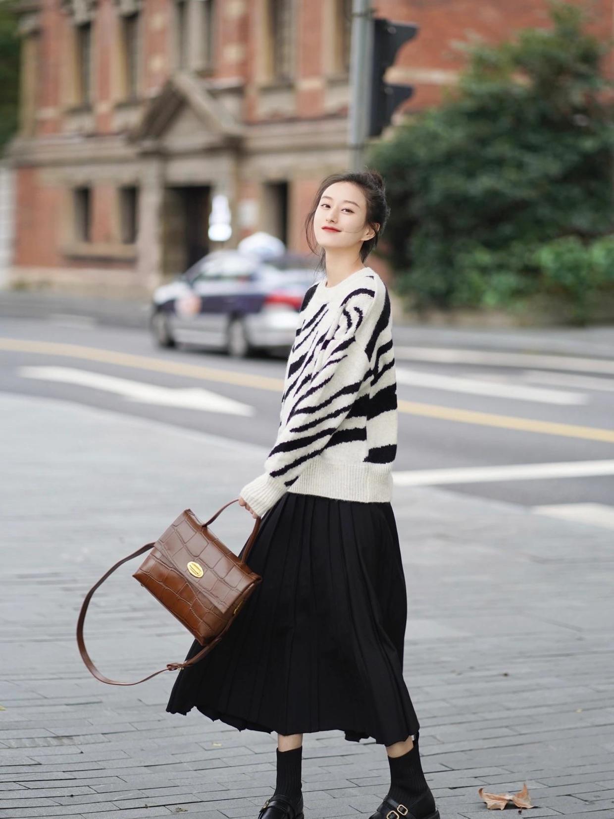 灰绿色 讲真,毛衣才是冬季穿搭的王者单品,柔软舒适又保暖,谁穿都好看