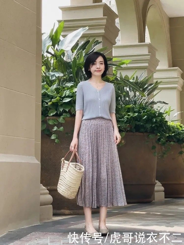 半裙|会穿“碎花半裙”的女人不显老，夏季这样搭，40岁比20岁还漂亮
