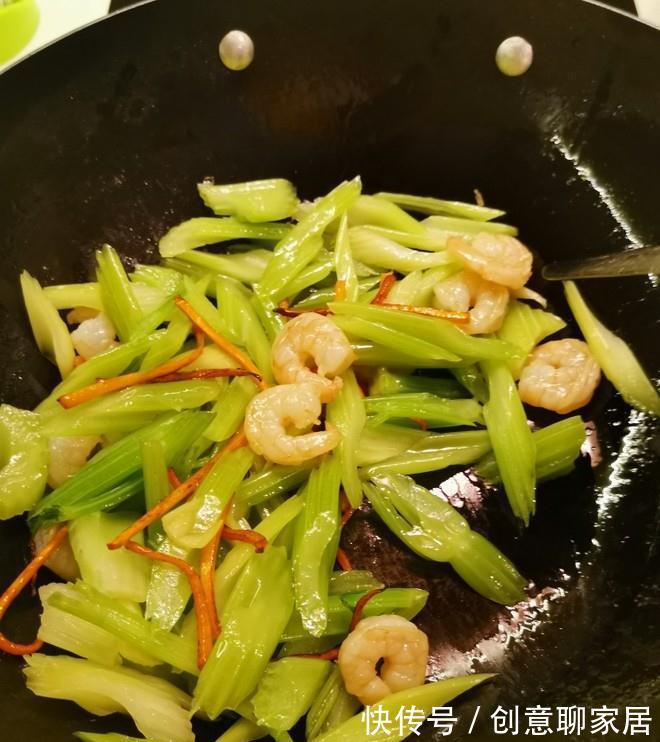 家常芹菜菜谱，芹菜炒虾仁，清爽可口，营养美味，适合夏天