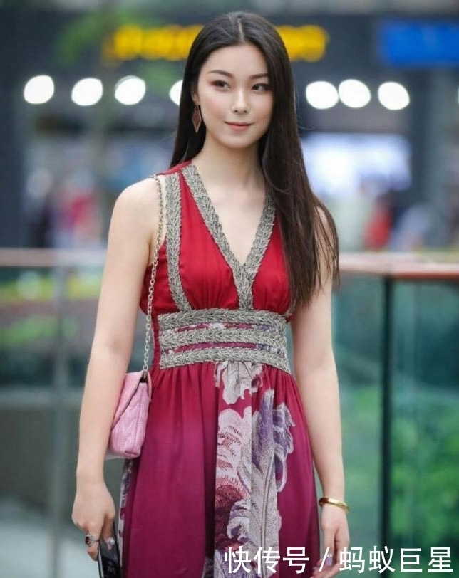 美女|街拍:美女丰腴的身材,随性的穿着衬托的更加诱人!