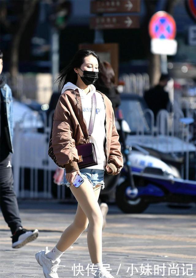 女生|街拍:女生穿上高跟鞋,塑造气质又迷人的身材