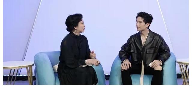 金星點(diǎn)評(píng)《追光吧》初舞臺(tái)，8位哥哥得到好評(píng)，其他哥哥各有問(wèn)題