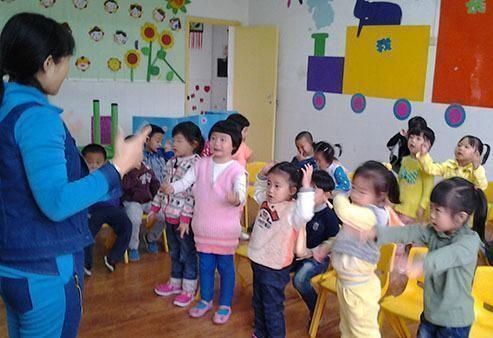 药水|幼儿园给娃喂“红色水”,妈妈去校质问,知晓“内幕”后羞愧不已