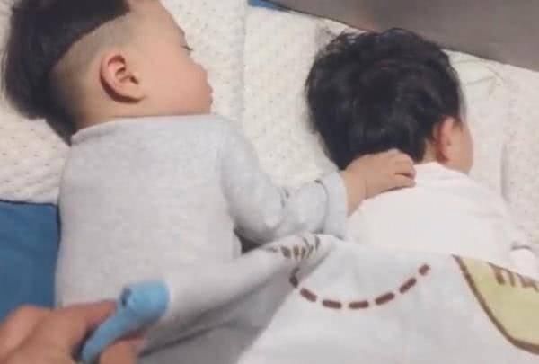 被子|四个娃同时盖一条被子,妈妈掀开被子瞬间,被娃睡姿萌到了