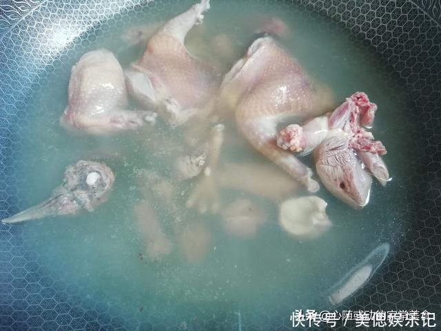 燉鴿子湯不需要太多調料，只放2種食材就夠了，體質不好要多喝