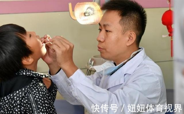 父母|四岁女儿被鱼刺卡喉,家长用机智救了娃,医生:优秀的父母