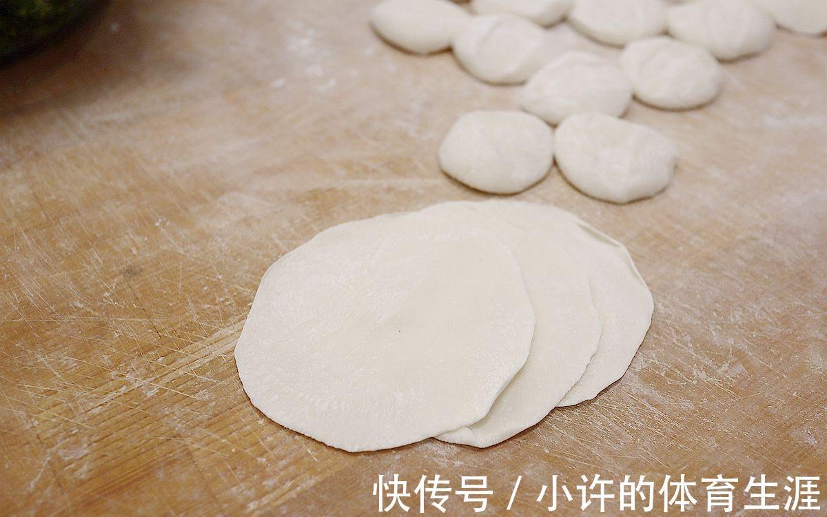 让人感觉到温暖的鸡蛋南瓜饺子，甜甜的，味道很独特