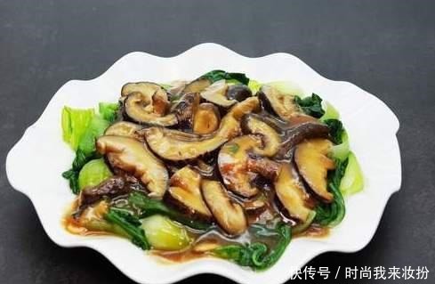 炒香菇时,有人焯水,有人直接炒,分享正确方法,香菇鲜香又入味