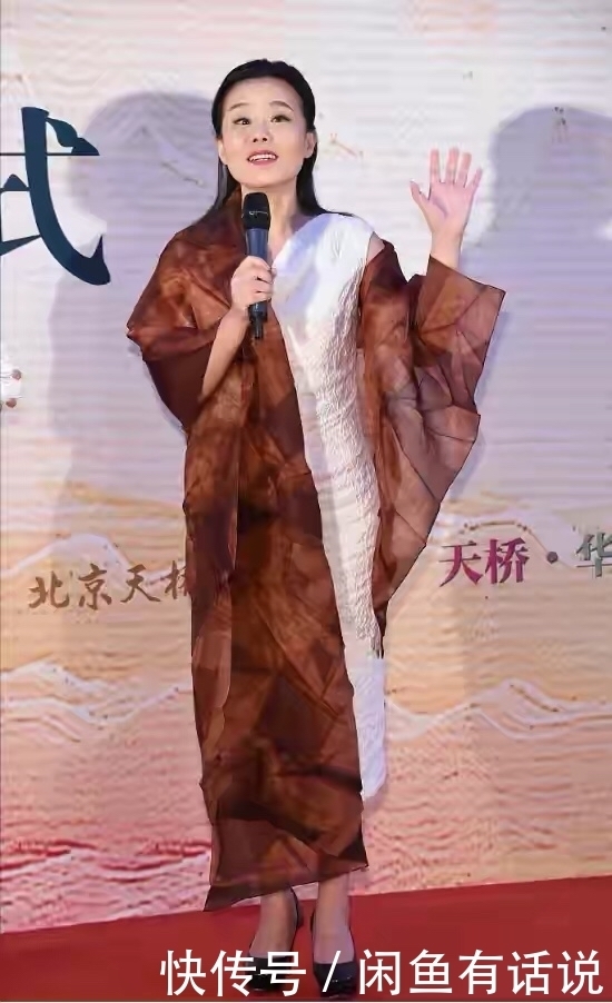 配饰|龚琳娜与外国老公同框,一身白衣黑裤难得洋气,却被发型拖了后腿