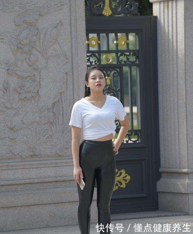 搭配 白色低胸短袖搭配黑色风格打底裤,整体造型美美哒,气质十足!